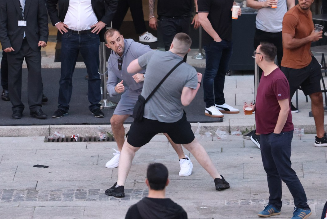 Two thugs slug it out in broad daylight in Porto