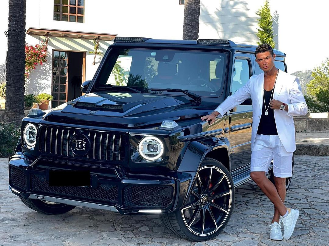 Cristiano Ronaldo bid fans a 'good week' from his luxury driveway